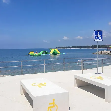 With A Parking Space Stinjan, - 13776 풀라