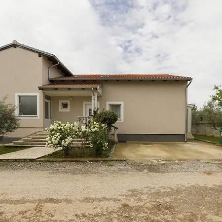 With A Parking Space Stinjan, - 13776 * 풀라